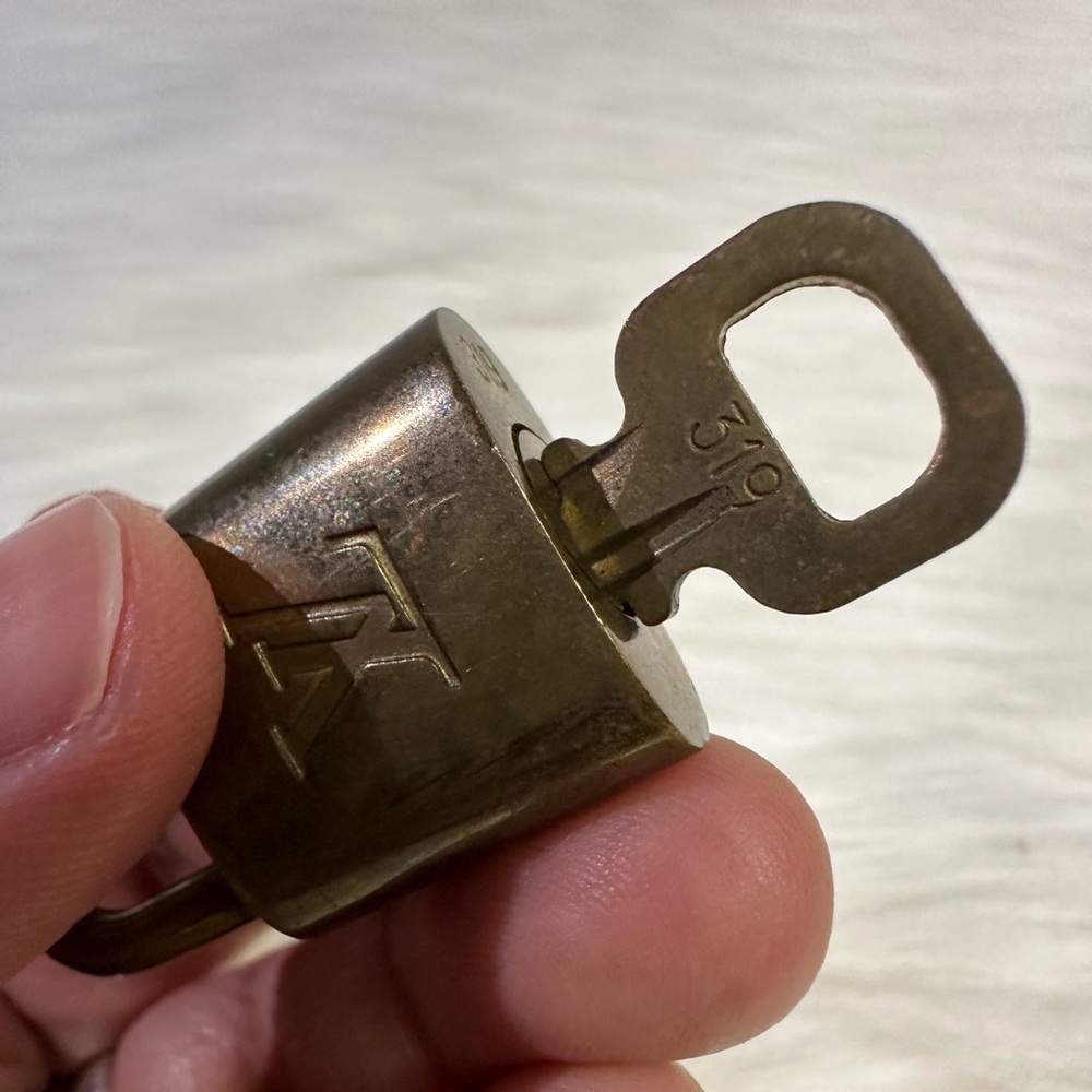 LOUIS VUITTON lock and key #319 - Picture 6 of 11